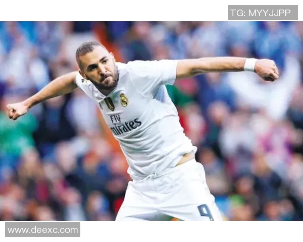 重生足球巨星逆袭之路从低谷崛起，再次登顶世界巅峰